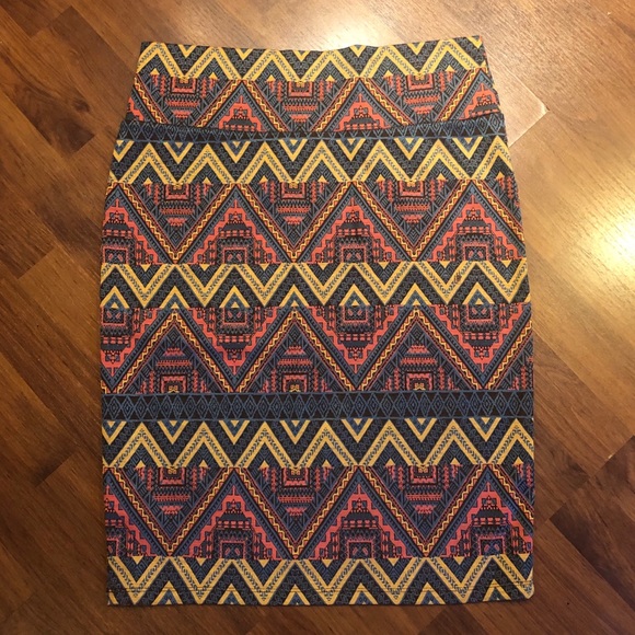 LuLaRoe Skirt. Large. Great pattern! Mid thigh - Picture 6 of 6
